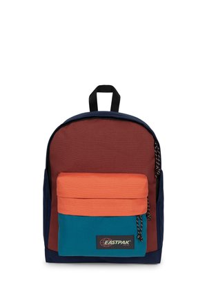 Sac à dos avec corps principal bordeaux, poche avant orange, partie inférieure avant bleu sarcelle, poignée noire et logo Eastpak sur la poche avant.