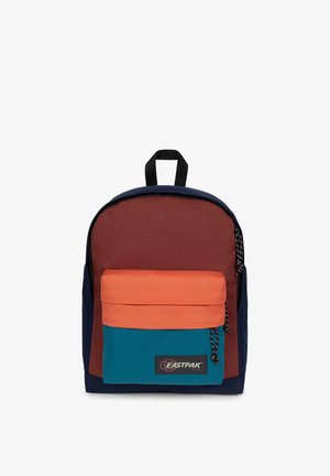Rygsæk med vinrød hoveddel, orange frontlomme, blågrøn nederste frontsektion, sort håndtag og Eastpak-logo på frontlommen.