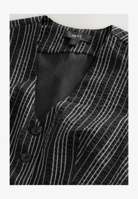 Unselected, black white