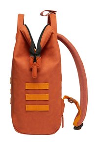 Sac à dos étanche orange au design épuré, avec fermeture éclair et bretelles tissées. Comprend trois boucles en tissu horizontales et une bandoulière texturée.