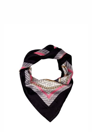 Foulard en soie avec des motifs géométriques noirs, gris et roses et un motif chaîne dorée, plié en forme triangulaire.