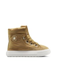 Hellbraune High-Top-Sneaker aus strukturiertem Stoff mit gepolstertem Kragen, weißer Gummisohle und rundem Logo-Patch auf der Seite.