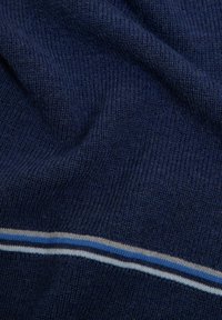 Tessuto a maglia blu navy con un motivo testurizzato caratterizzato da una striscia orizzontale di grigio chiaro, blu e blu scuro che attraversa.