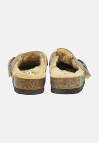 Zoccoli marroni con interno peloso, suola in sughero, tomaia in pelle e cinturino regolabile. Etichetta della taglia visibile all'interno.