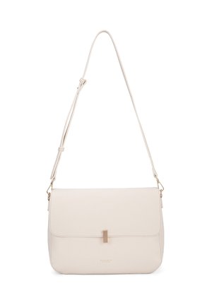 Borsa a mano in pelle color crema con una superficie liscia, forma rettangolare piatta, tracolla regolabile e dettagli in metallo dorato.