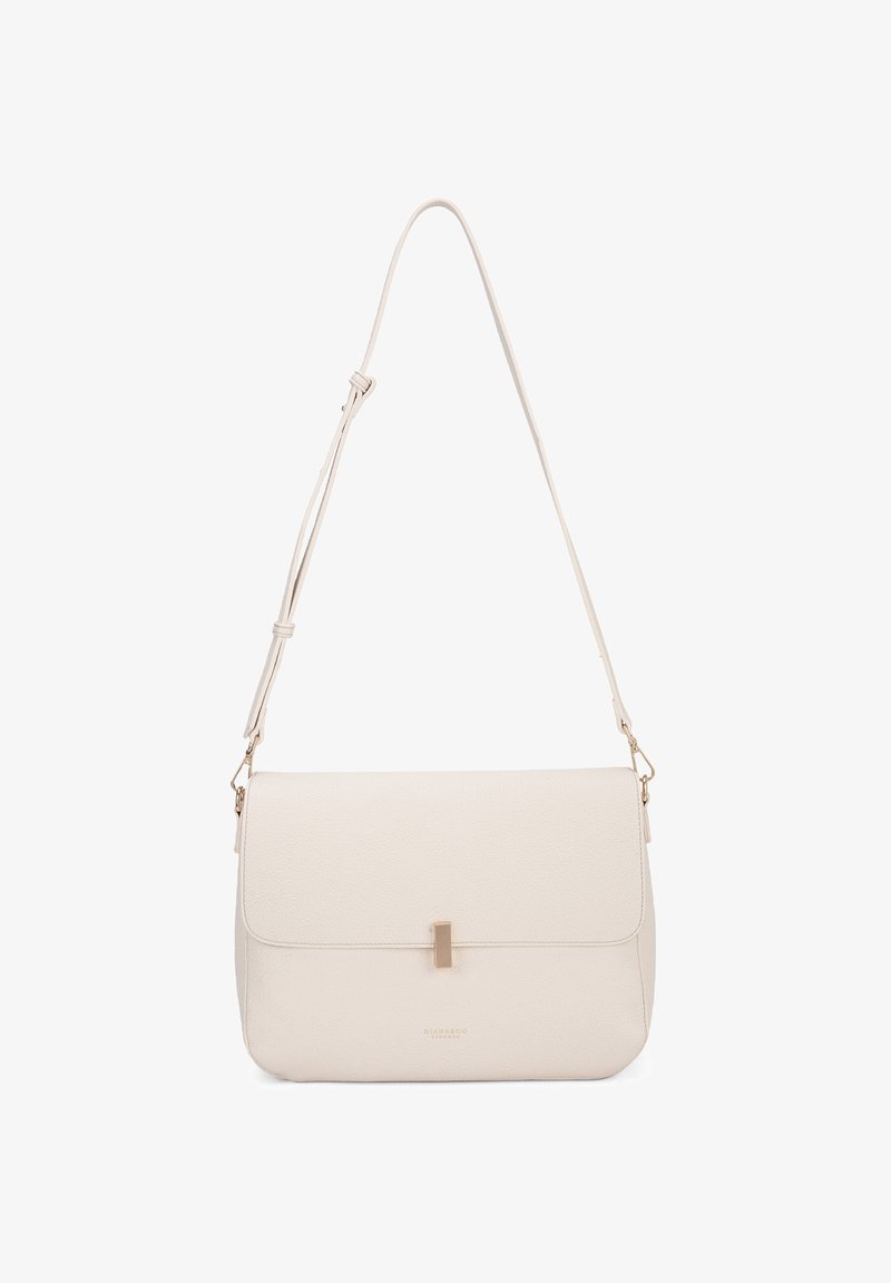 Crème-kleurige leren handtas met een gladde textuur, een vlakke rechthoekige vorm, een verstelbare schouderriem en hardware in goudkleur.