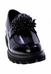 Scarpa in vernice nera con profilo basso, punta arrotondata, decorazione perline sulla tomaia e suola in gomma testurizzata.