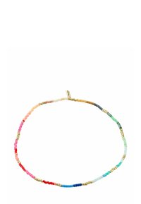 Viacfarebný náhrdelník z korálok so malými štvorcovými korálkami v ružovej, červenej, modrej, zelenej a zlatých akcentoch. Hladká textúra, ľahký dizajn.