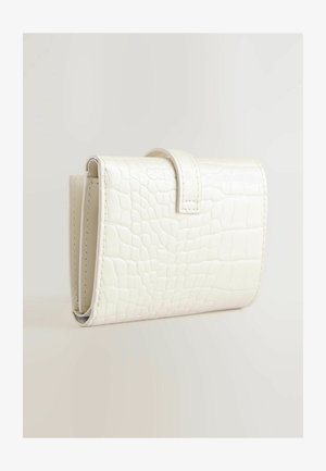 Krokodillimustriga valge rahakott sileda tekstuuriga, voltimisega disain ja esifliip. Kompaktne ja ristkülikukujuline vorm.