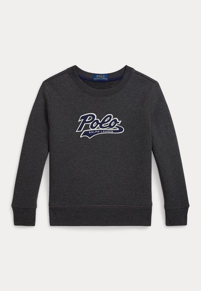 Σκούρο γκρι φούτερ με στρογγυλή λαιμόκοψη, μακριά μανίκια και ριμπ μανσέτες. Διαθέτει λογότυπο "Polo" σε λευκό και ναυρblue χρώμα στο μπροστινό μέρος.