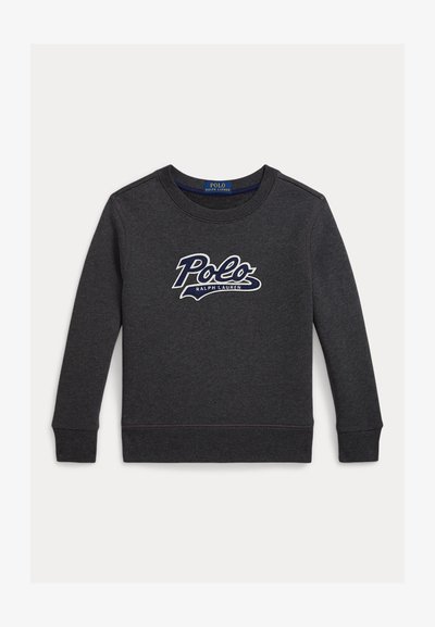 Σκούρο γκρι φούτερ με στρογγυλή λαιμόκοψη, μακριά μανίκια και ριμπ μανσέτες. Διαθέτει λογότυπο "Polo" σε λευκό και ναυρblue χρώμα στο μπροστινό μέρος.