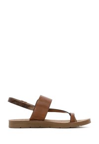 Sandal de cuero marrón con tiras cruzadas y una correa en el tobillo trasero. Presenta un acento texturizado con patrón de serpiente y una suela plana y flexible.