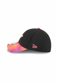 Schwarze Baseballmütze mit einem pinken und lila Farbverlauf am Schirm, pinkem Knopf oben und bunten, bestickten Logos auf der Vorder- und Seitenfläche.