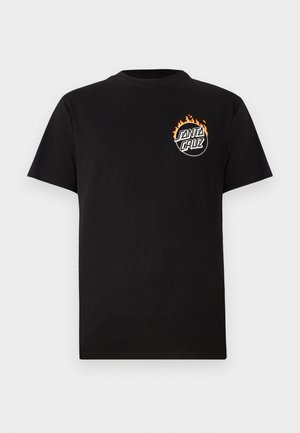 Črna kratka majica s kratkimi rokavi z majhnim logotipom na prsih, ki prikazuje "Santa Cruz" znotraj kroga z oranžnimi plameni na vrhu.