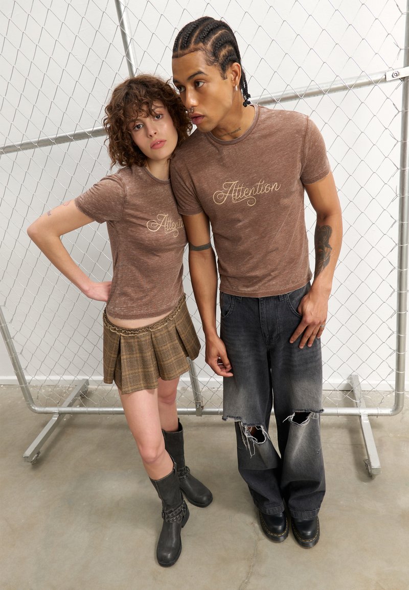 YOURTURN UJNISEX - T-shirt print - dark brown