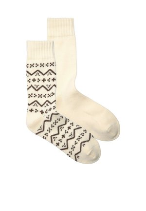 Breien sokken in crème met een gestructureerd patroon in bruin, kenmerkend door zigzag- en kruismotieven; elastische ribbelmanchetten; zacht en warm materiaal.