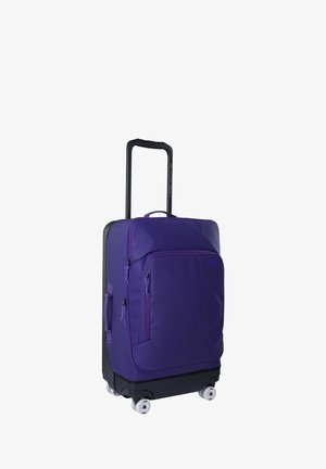 Paarse koffer op wielen met zwarte accenten, stoffen buitenkant, uitschuifbare handgreep, voorzakken met rits en vier wielen voor mobiliteit.