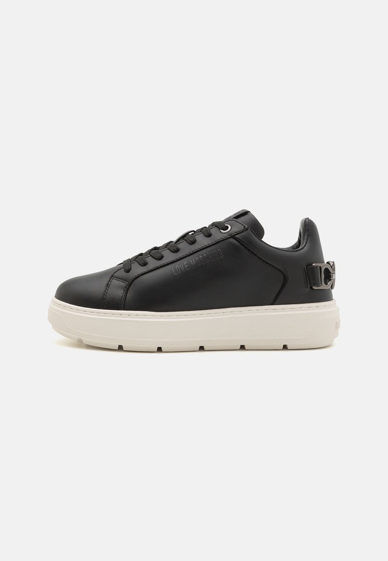 Zwarte leren sneakers met een witte rubberen zool, voorzien van ronde veters, een geperst logo en een metallic accent op de hiel.