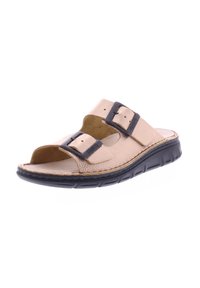 Beige leren slide-sandaal met twee verstelbare zwarte gespen, open teen, gevoerde binnenzool en textuur profiel voor grip.
