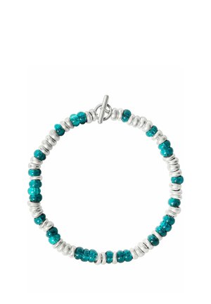 Silbernes Armband mit Knebelverschluss, das abwechselnd runde türkisfarbene und matte Silberperlen zu einem einzelnen kreisförmigen Strang bildet.