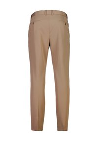 Pantaloni beige su misura con una texture liscia, taglio dritto e due tasche posteriori. Presentano passanti per cintura e sottili dettagli di cucitura.