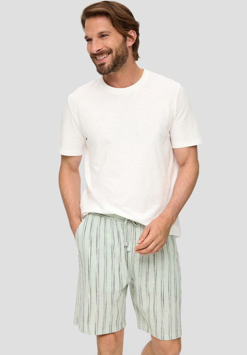 Weißes T-Shirt mit kurzen Ärmeln, kombiniert mit hellgrünen gestreiften Shorts, die über einen Kordelzugbund und eine lockere Passform verfügen.