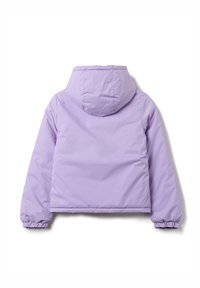 Hellblauer Puffy-Jacke mit Kapuze, elastischen Bündchen und einem verkürzten Design. Glatte, glänzende Textur mit minimalen Details auf der Rückseite.