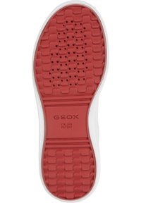 Bílá podešev s texturovaným červeným gumovým dnem, které má geometrický vzor a ventilační otvory, označeno "GEOX ITALIAN PATENT."