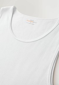 Biely rebrovaný tielko s okrúhlym výstrihom. Vyrobené z textúrovaného materiálu, obsahuje štítok pri výstrihu označujúci značku a veľkosť.