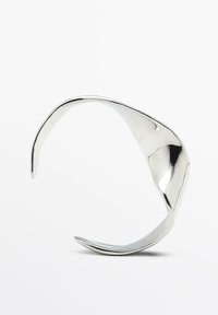 Zilveren manchetarmband met een vloeiende, organische vorm; gepolijste afwerking met gladde rondingen en puntige uiteinden; zonder zichtbare patronen of accenten.