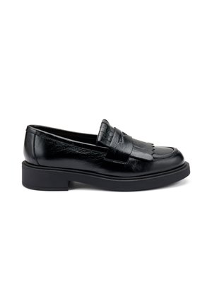 Mocasines de cuero negro con un bajo tacón de goma, que cuentan con una banda con flecos en la parte superior. Textura suave con un acabado pulido.