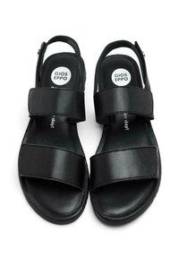 Sandalias negras con dos correas anchas y diseño de tiras en el talón. Fabricadas en material sintético suave, cuentan con una plantilla acolchada con el logo de la marca.