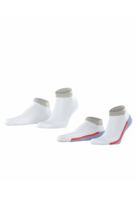 Drie paar witte enkelsokken met verschillende accenten: één heeft een grijze boord, een ander heeft rode en blauwe strepen, en een met een textuurontwerp.