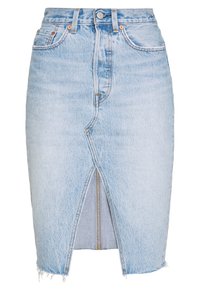 Gonna a tubino in denim blu chiaro con spacco frontale, orlo sfilacciato e dettagli di cucitura in evidenza; design classico a cinque tasche e chiusura con bottone.