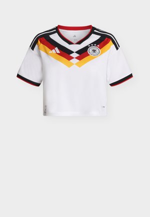 Tricou de fotbal alb cu mâneci scurte, cu model chevron roșu, galben și negru, emblema Asociației Germane de Fotbal și logo-ul Adidas pe partea din față.