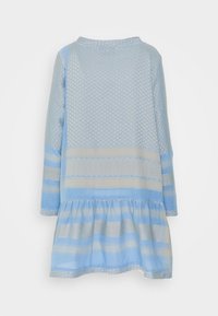 Jasnoniebieska sukienka z długimi rękawami, z teksturowymi wzorami, warstwowym dołem i kontrastowymi paskami w jaśniejszych odcieniach niebieskiego i beżu.