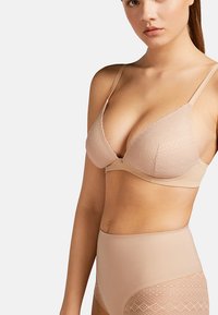 Goličasti čipkasti trokutasti bralette s podesivim trakama i teksturiranim uzorkom. Gaćice visokog struka u kompletu sadrže složene čipkaste detalje.