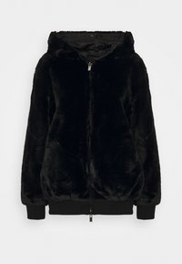 Zwarte nepbontjas met een capuchon, ritssluiting en geribde manchetten. Zachte textuur en ontspannen pasvorm. Geschikt voor casual gebruik.