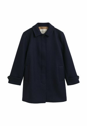Cappotto in lana di un blu navy scuro, con taglio dritto, colletto classico, chiusura frontale a bottoni e due tasche laterali; presenta maniche con risvolti e bottoni.
