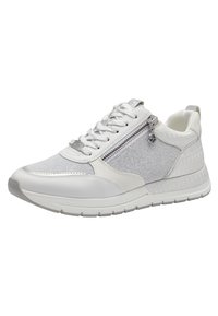 Weiße Sneakers, die eine Kombination aus Mesh- und Leder-Materialien, ein strukturiertes Rückenteil, einen dekorativen seitlichen Reißverschluss und eine flauschige Gummisohle aufweisen.