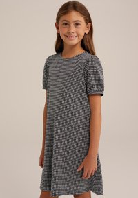 Mustat ja valkoiset ruudulliset mekot, joissa on lyhyet hihat, pyöreä kaula-aukko ja rento istuvuus, valmistettu pehmeästä kankaasta, sopii arkikäyttöön.