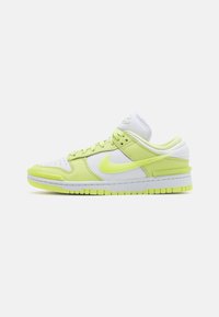 Nike Dunk Low sneaker met een wit en fel limoen groen kleurenschema. Heeft een leren bovenkant, geperforeerde teen en dikke witte zool.