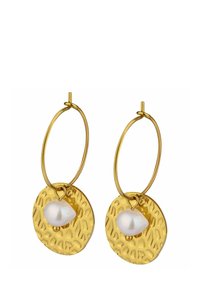 Goldene Creolen mit texturierten kreisförmigen Basen und einem weißen Perlenakzent, die eine Kombination von glatten und strukturierten Oberflächen zeigen.