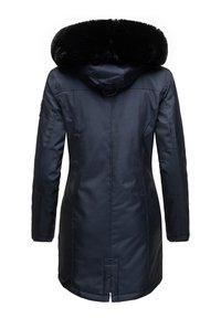 Navyblauwe geïsoleerde jas met een fluffy zwarte bontogen kap, lange mouwen en een rechte snit, met een lengte tot halverwege de dij.