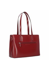 Rote glänzende Handtasche mit zwei langen Griffen, einer Reißverschluss-Fronttasche und glatter Textur. Sie zeichnet sich durch ein minimalistisches Design und dezente Markenkennzeichnung aus.