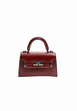 Petit sac à main rectangulaire en cuir rouge foncé avec une poignée supérieure incurvée et un fermoir à tour en métal argenté.