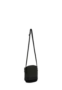 Borsa a tracolla nera con cinturino regolabile, realizzata in tessuto resistente. Presenta una tasca anteriore con zip e una texture liscia, forma rettangolare.