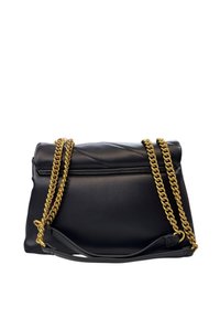 Borsa a tracolla nera in pelle con un design trapuntato, manici in catena dorata e texture liscia. Include un flap superiore e una tracolla rimovibile.