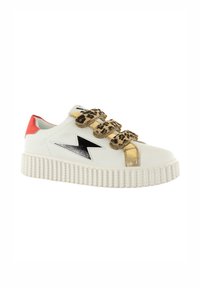 Baskets blanches avec semelle texturée blanche, sangles à imprimé léopard or et noir, et accent rouge au talon. Présente un design d'éclair noir.