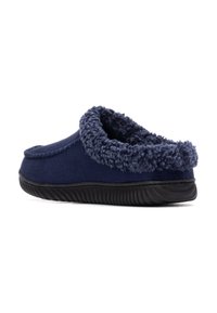 Zapatilla de color azul marino con un suave y peludo cuello y una suela de goma delgada. Presenta un material superior liso y acentos texturizados en contraste.